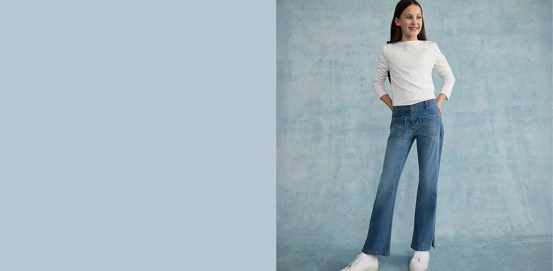 Schlichtes wei&szlig;es Langarmshirt kombiniert mit l&auml;ssiger Jeans und wei&szlig;en Sneakers. 