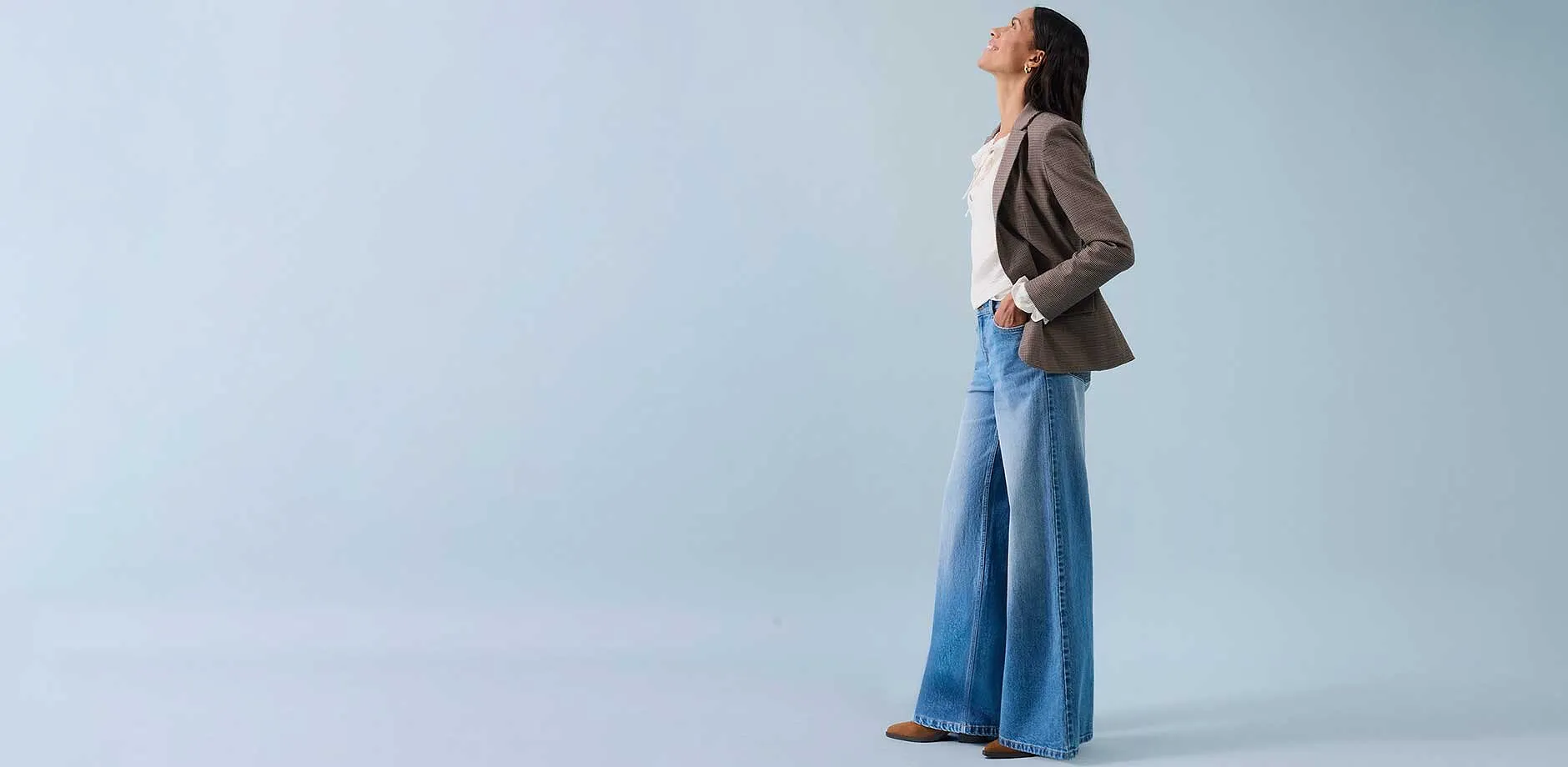 Vide jeans, lys topp og beige blazer skaper en avslappet stil.