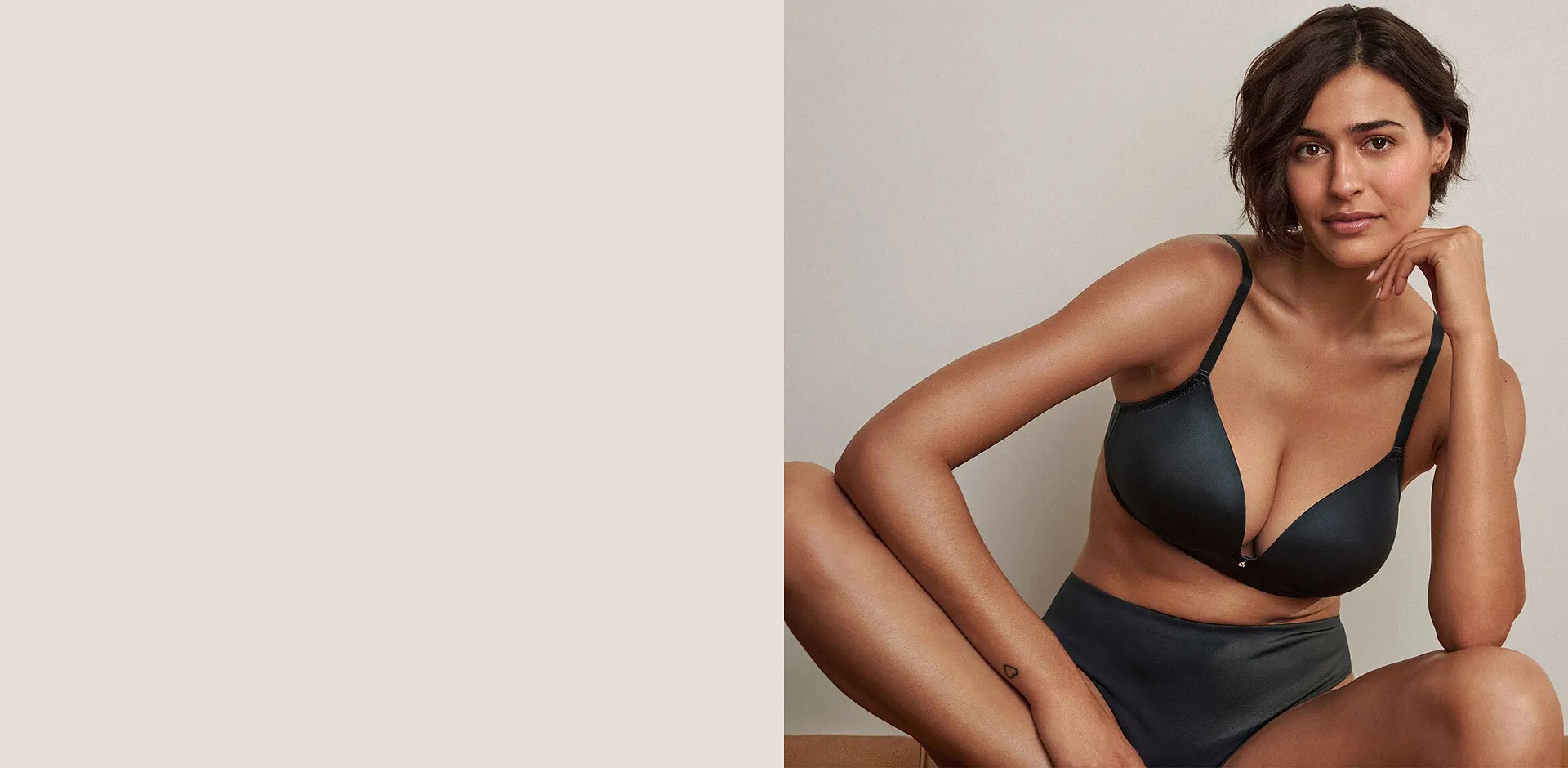 Elegant, mørkeblå spile-BH og passende truse.