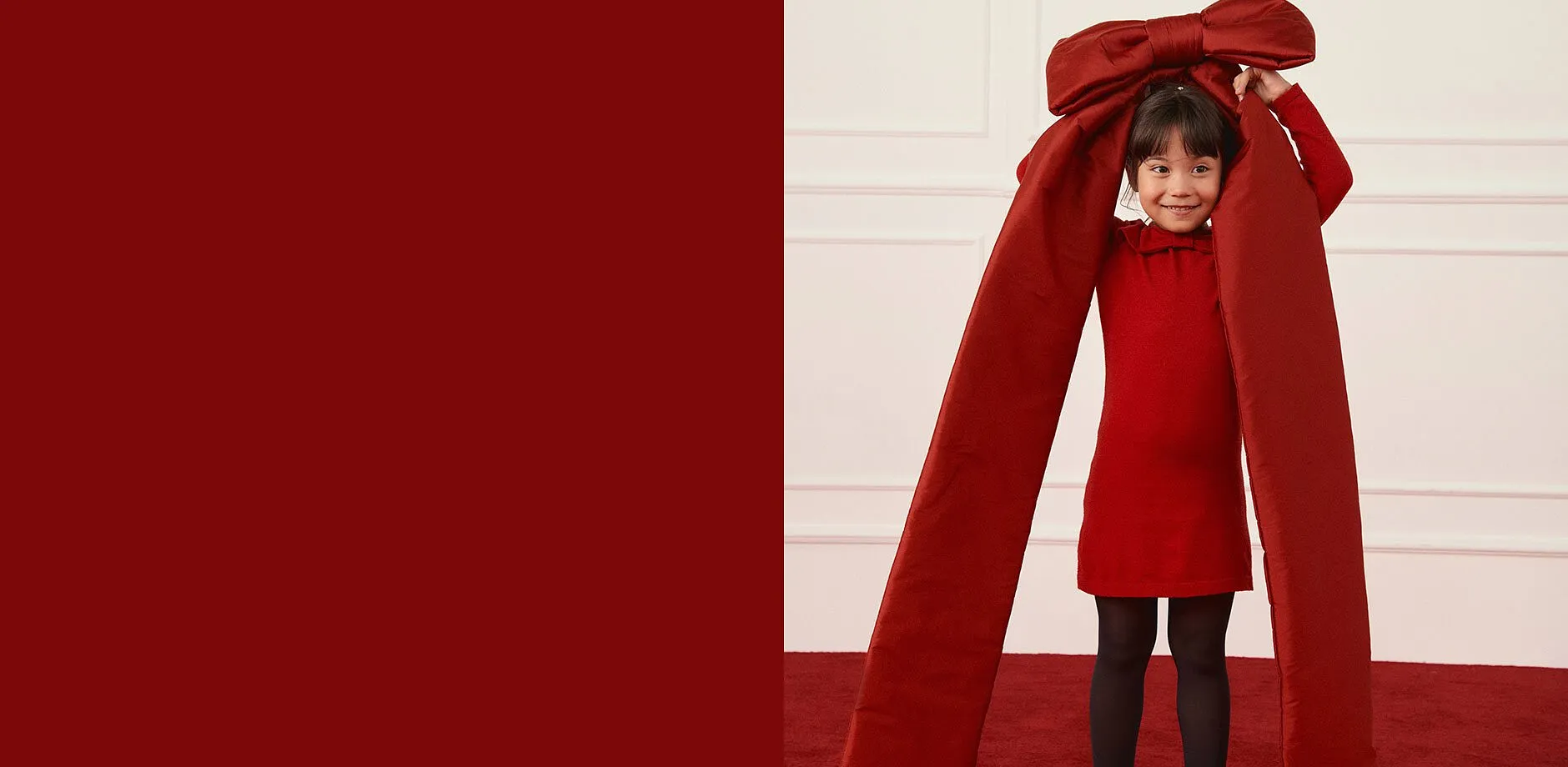 En r&oslash;d kjole kombinert med en sort str&oslash;mpebukse.