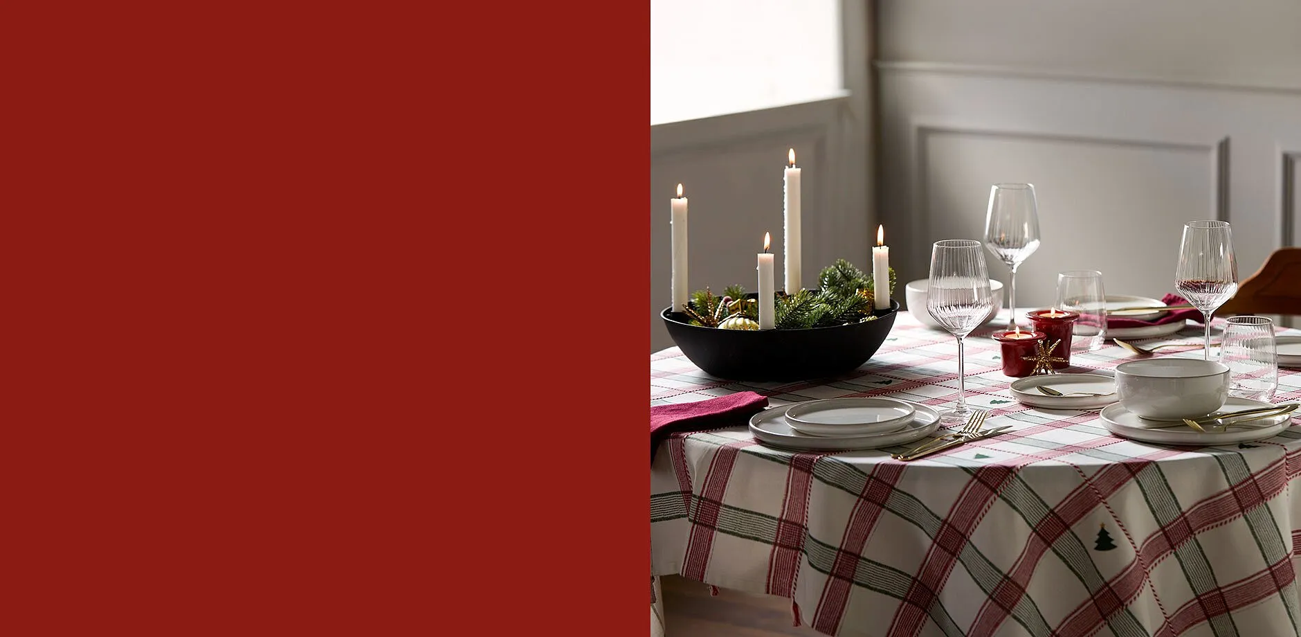 Festlig dekket bord for en koselig julemiddag.