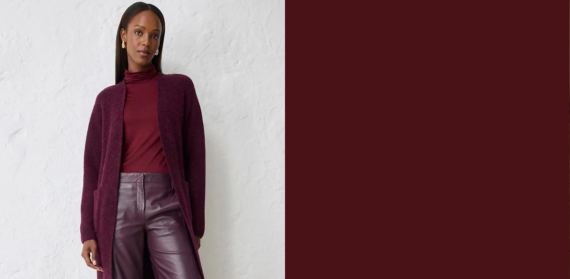 Vinrød, strikket genser med snøring.