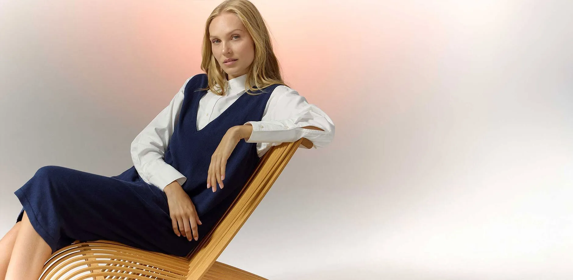 Kombo bestående av hvit skjorte og mørkeblå kjole.