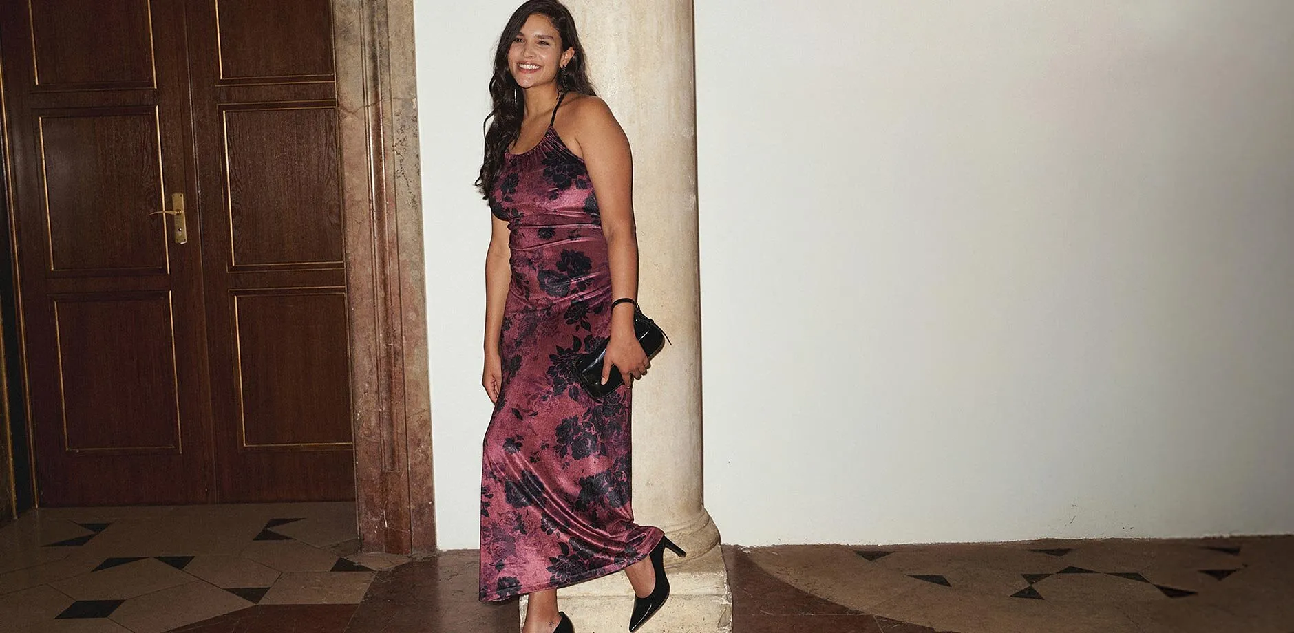 Lang kjole med livfullt blomsterm&oslash;nster i lilla og rosa fargetoner.