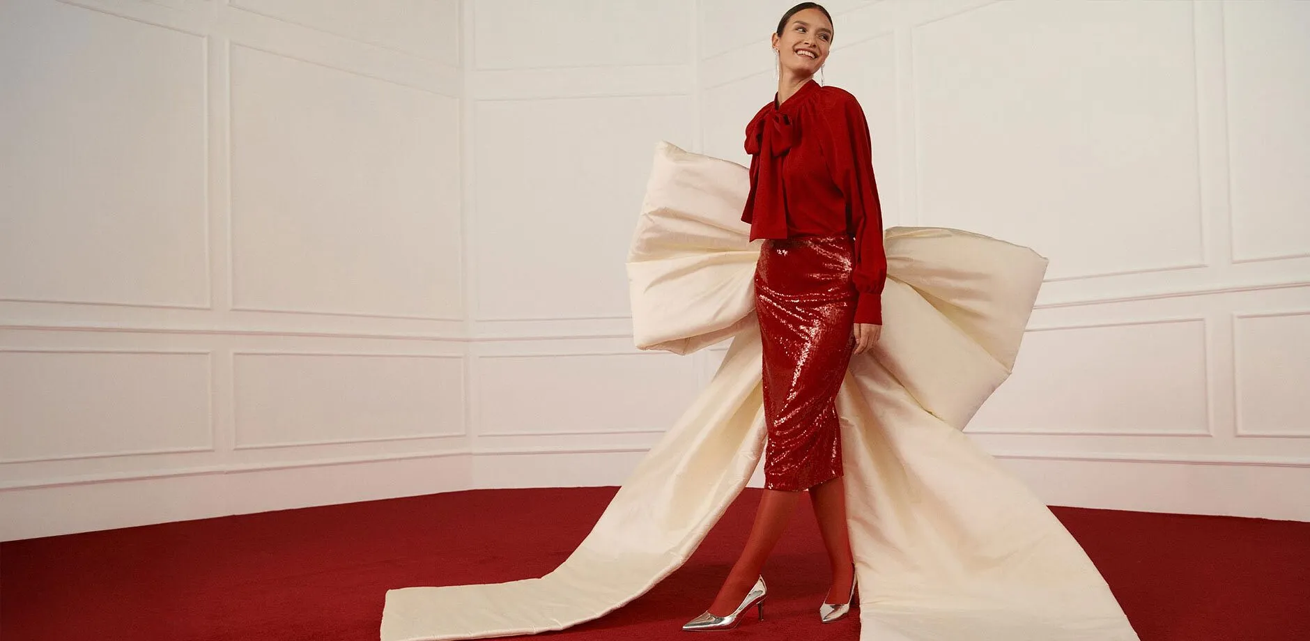 Elegant, r&oslash;d bluse m&oslash;ter skimrende skj&oslash;rt.