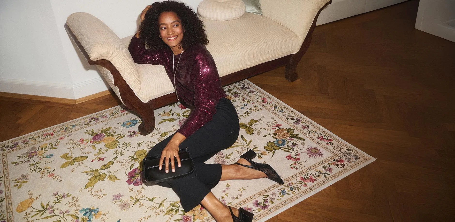 Elegant, langermet topp i burgunder kombinert med m&oslash;rke jeans.