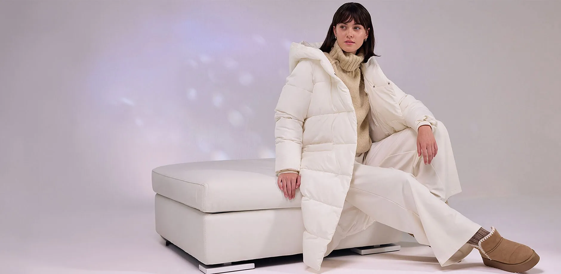 Kremfarget dunk&aring;pe, hvit bukse og myke boots.