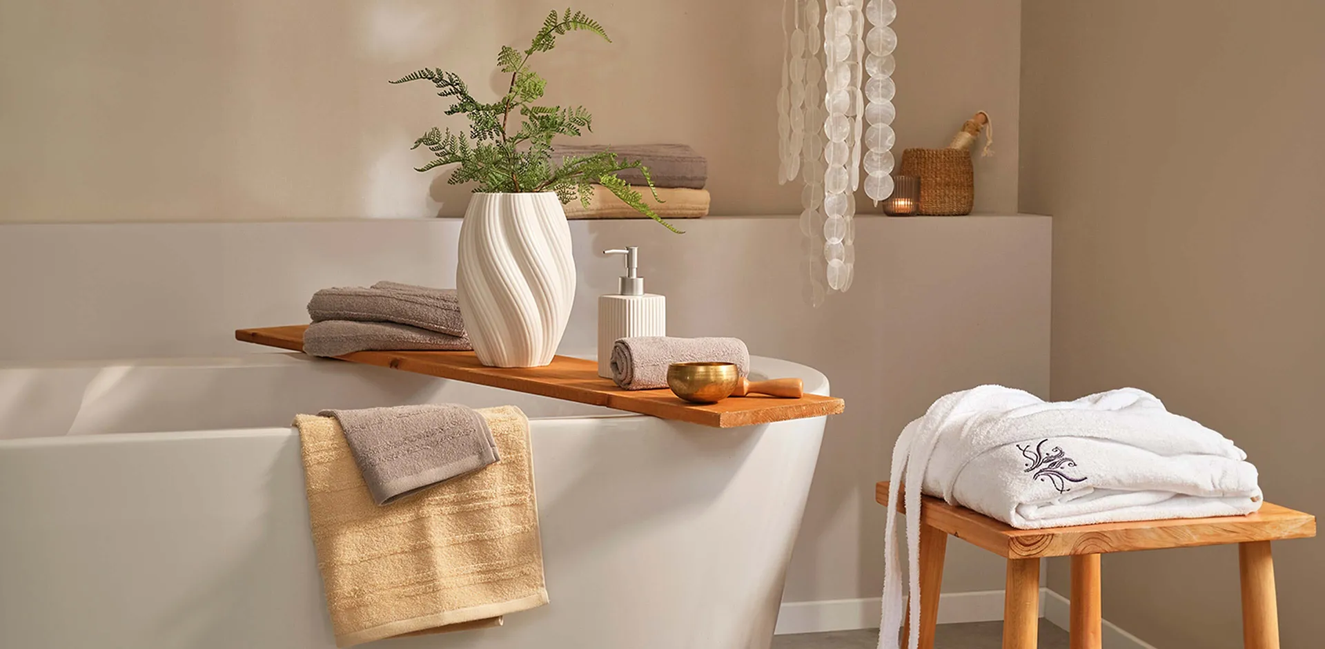 Hjem - Vase i dreiet modell - kremhvit