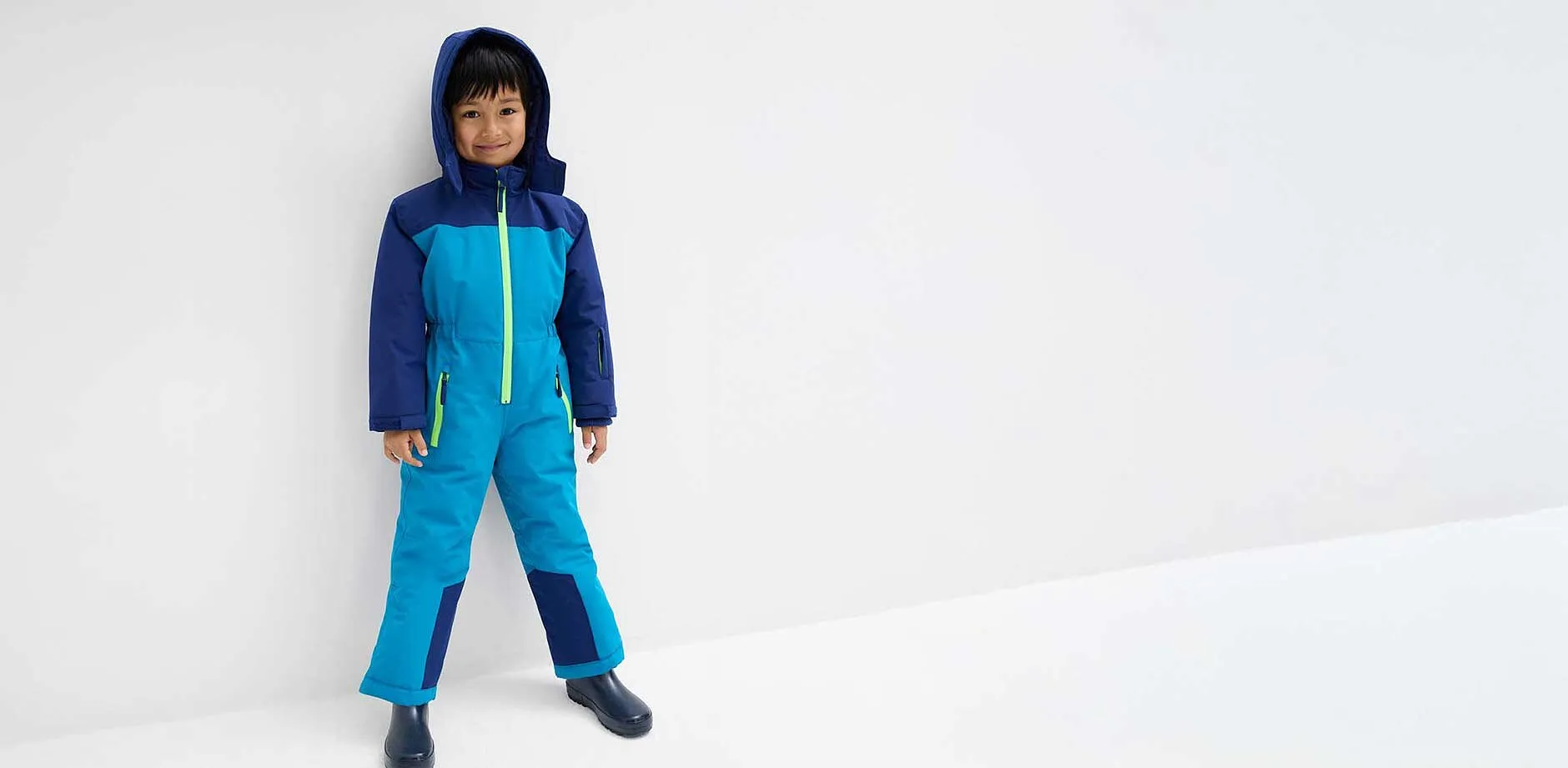 Lite barn i vinterdress.