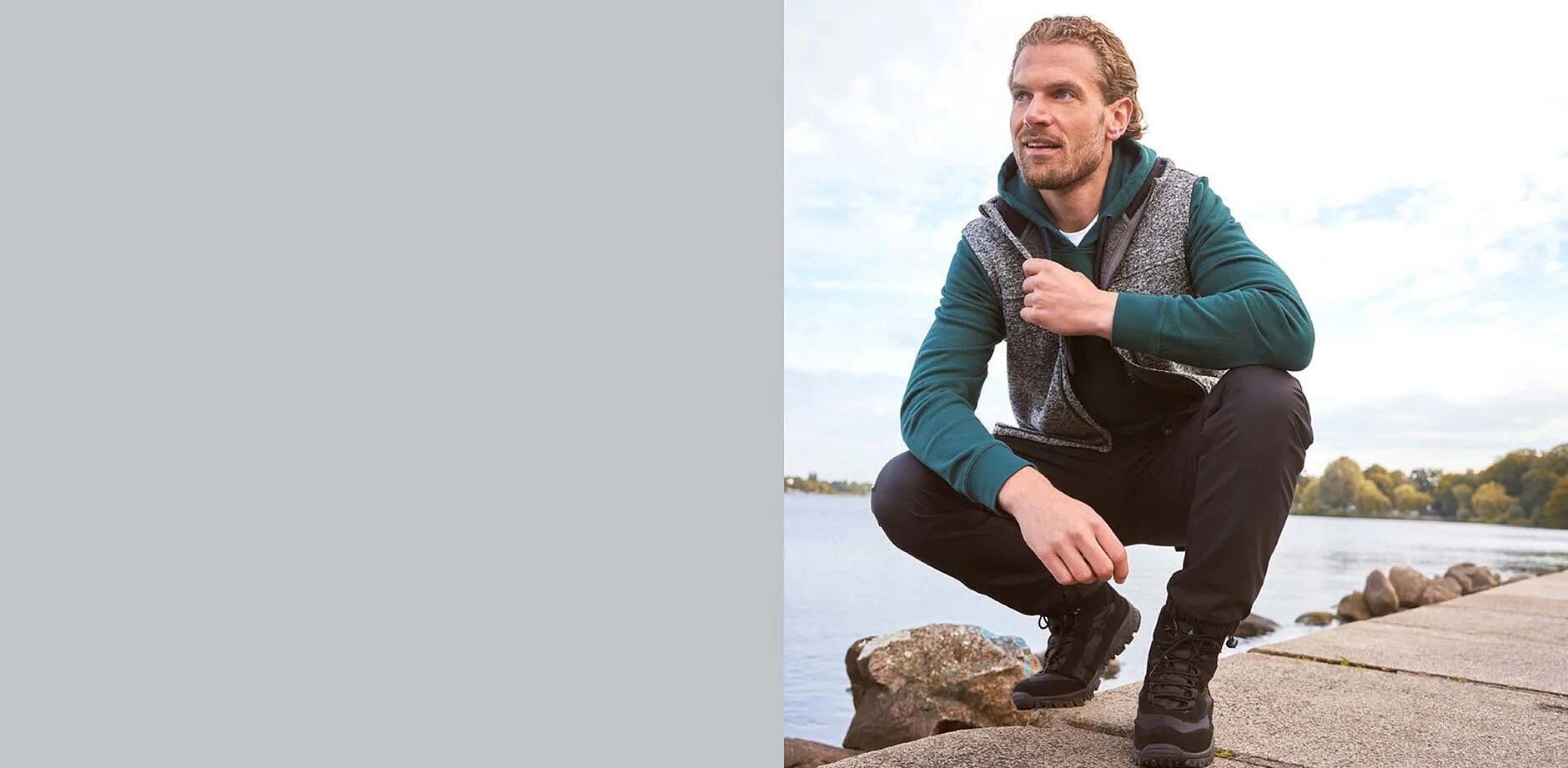 Gr&oslash;nn shirt, m&oslash;rk bukse og praktisk vest for kalde dager.