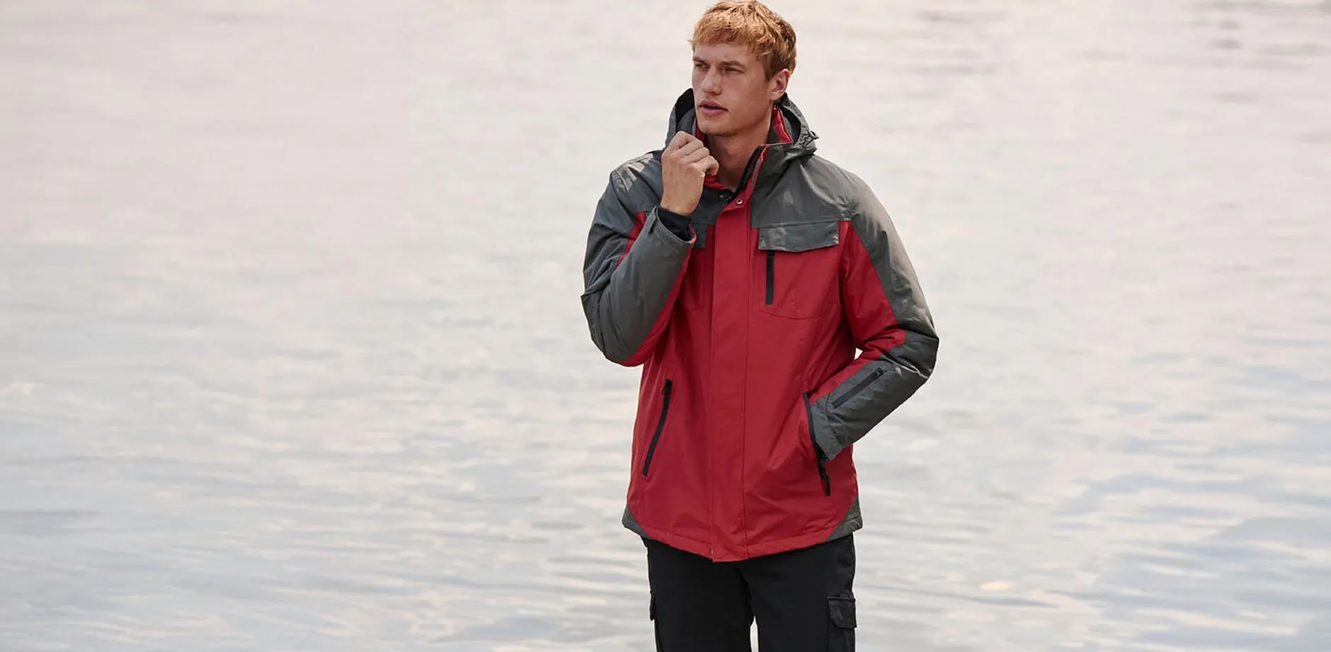 Praktisk, r&oslash;d vinterjakke med sorte detaljer.