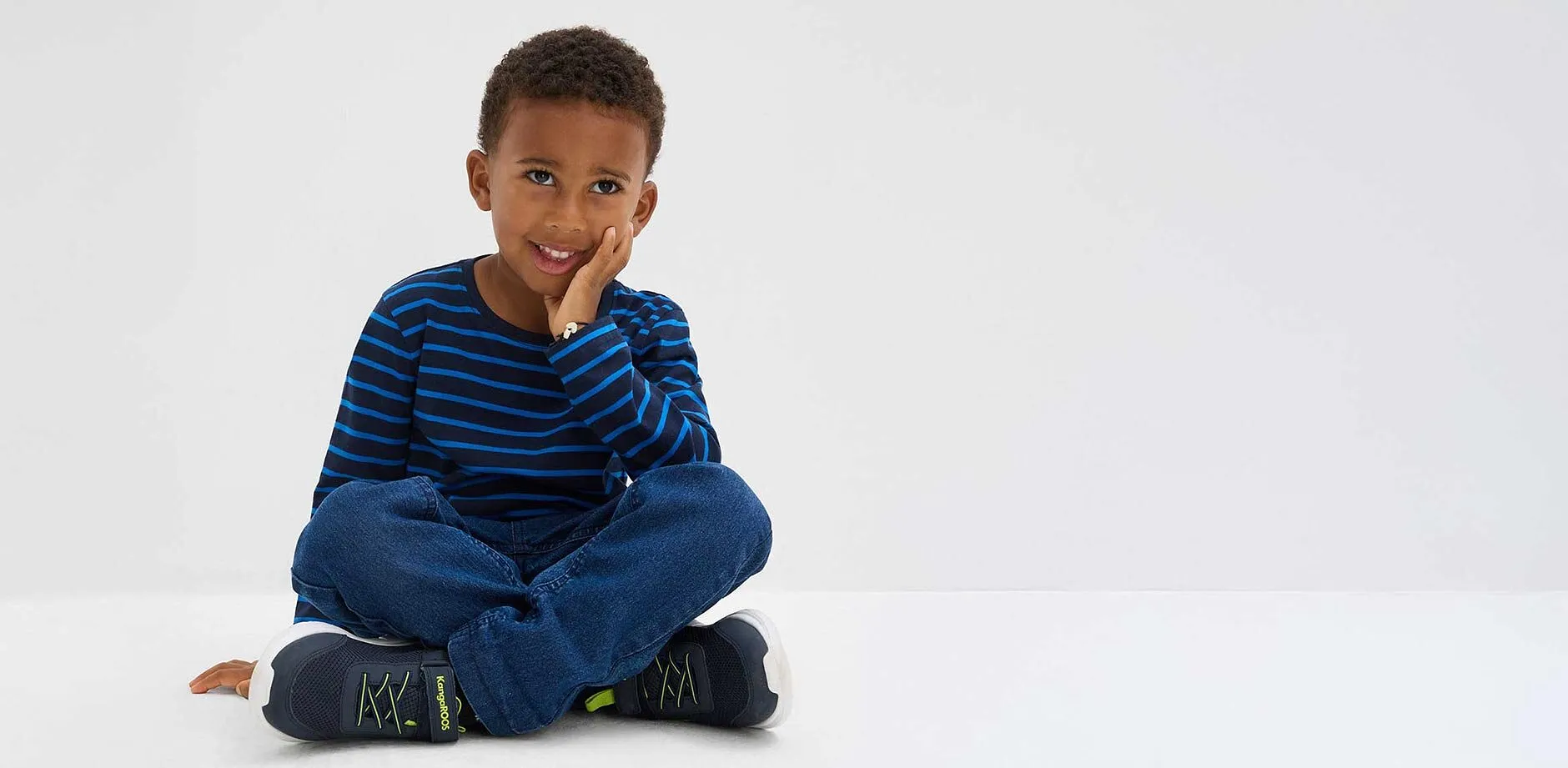 Barn i langermet, stripete shirt.