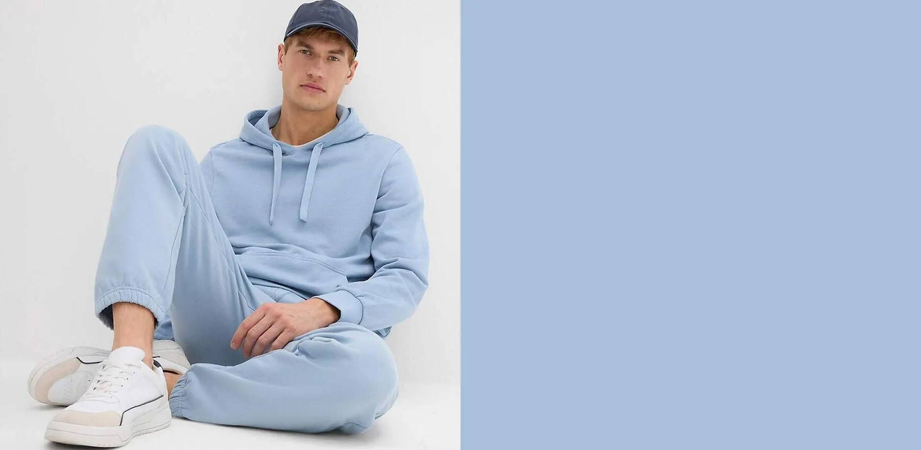 Hettegenser og joggebukse. Sammen med hvite sneakers og m&oslash;rk baseball-caps.