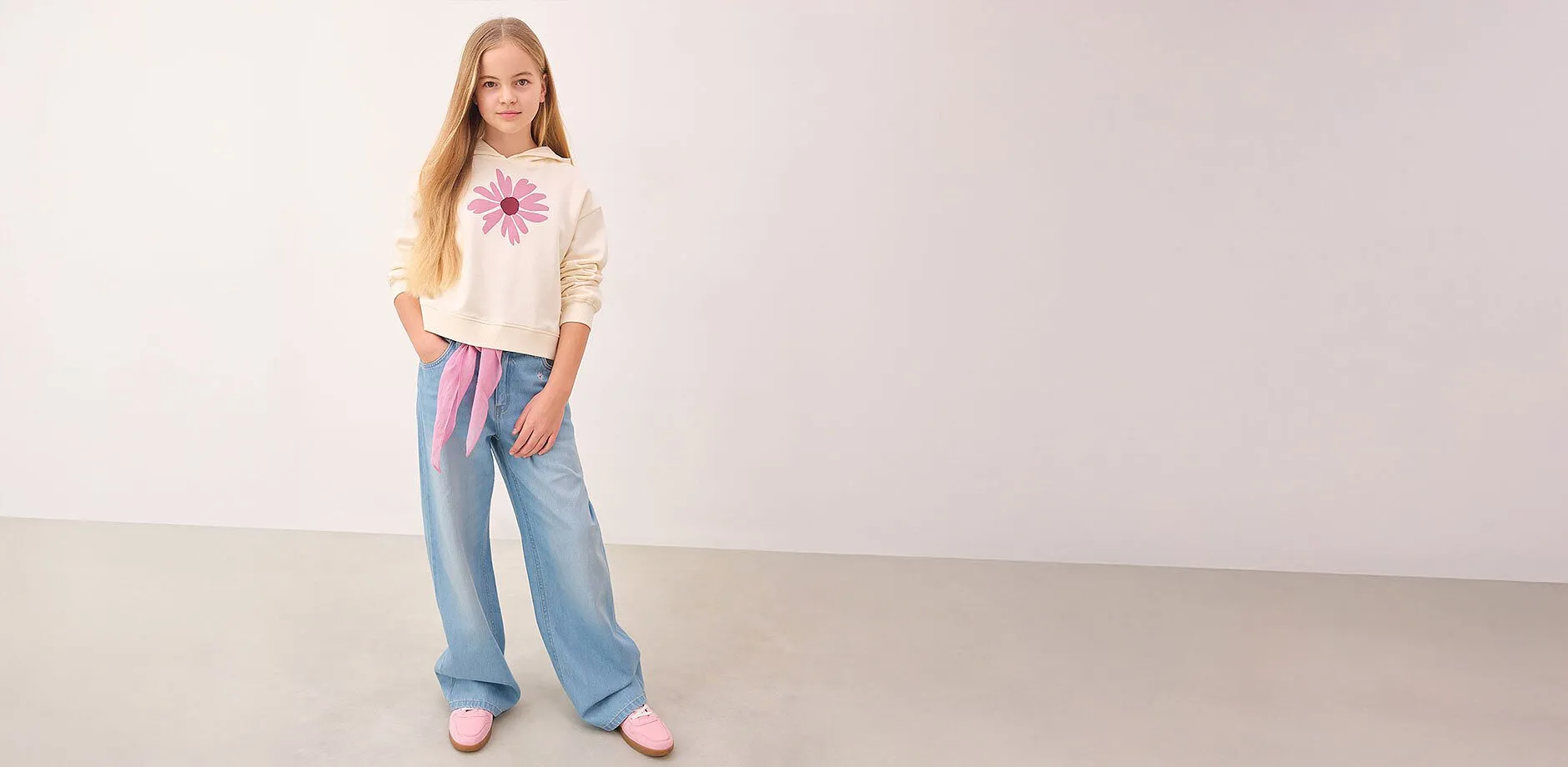 Genser med trykk og vid bukse.