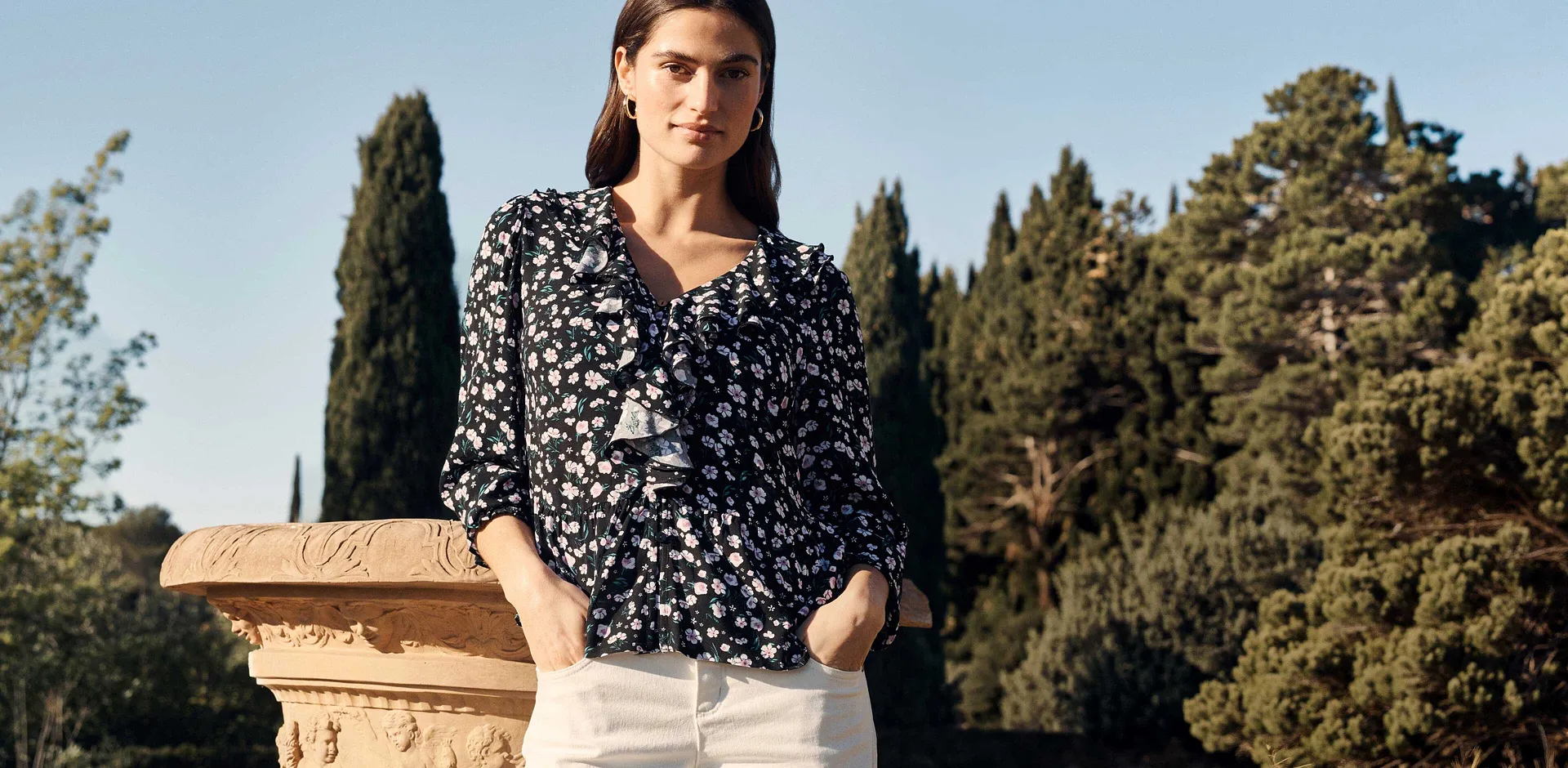 M&oslash;nstret bluse kombinert med hvit bukse.