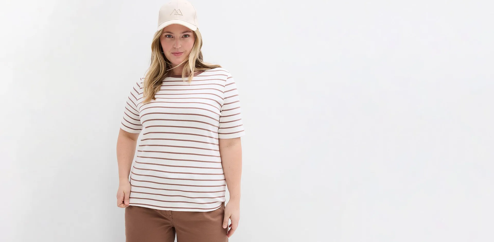 Stripete, hvit og brun T-skjorte kombinert med brun bukse.