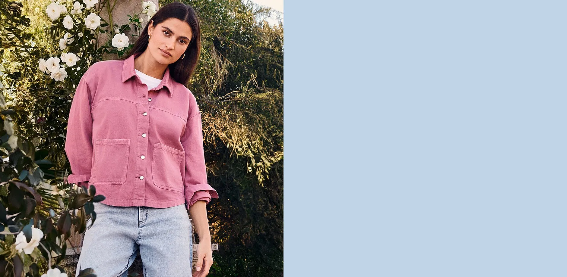 Rosa jakke med store lommer over hvit topp kombinert med lyse jeans.