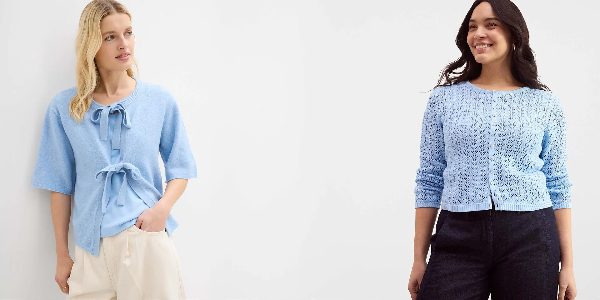 Himmelbl&aring;, strikket topp med sl&oslash;yfedetaljer.