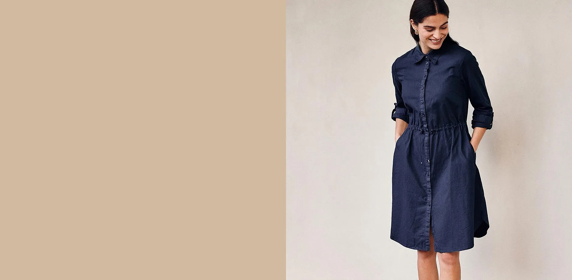 M&oslash;rkebl&aring; skjortekjole med belte, knapppestolpe og 3/4-lange ermer.