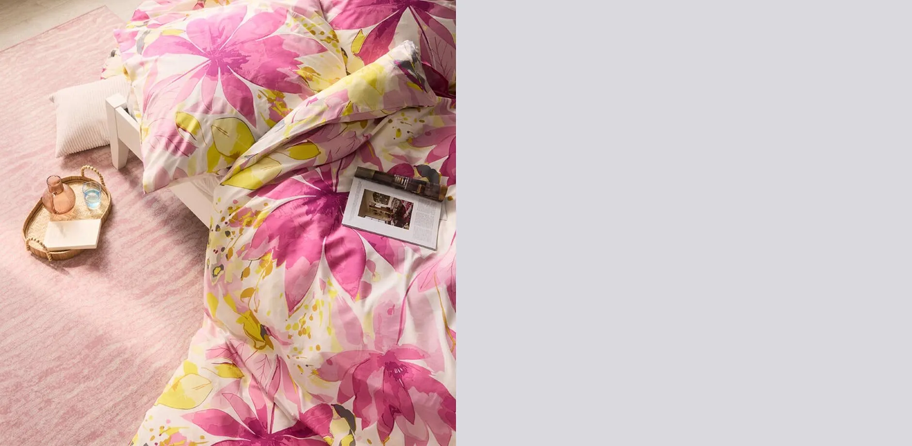 Sengesett med stort rosa og gult blomsterm&oslash;nster.