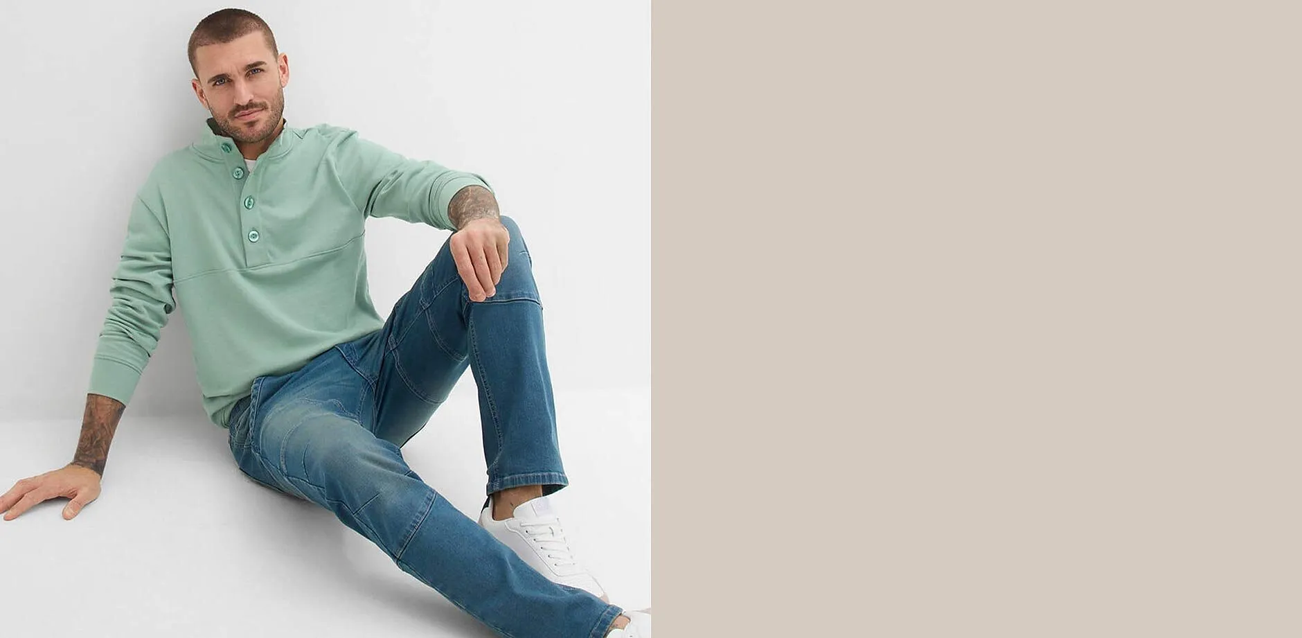 Mintgr&oslash;nn shirt med kort knappestolpe kombinert med bluejeans.