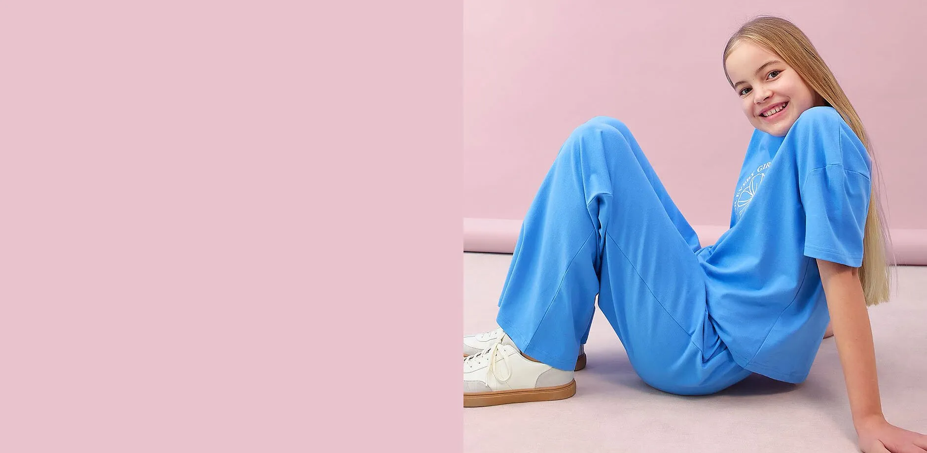 Helles, bequemes Blau dominiert das Outfit: Weites T-Shirt und lockere Hose f&uuml;r entspannten Komfort.