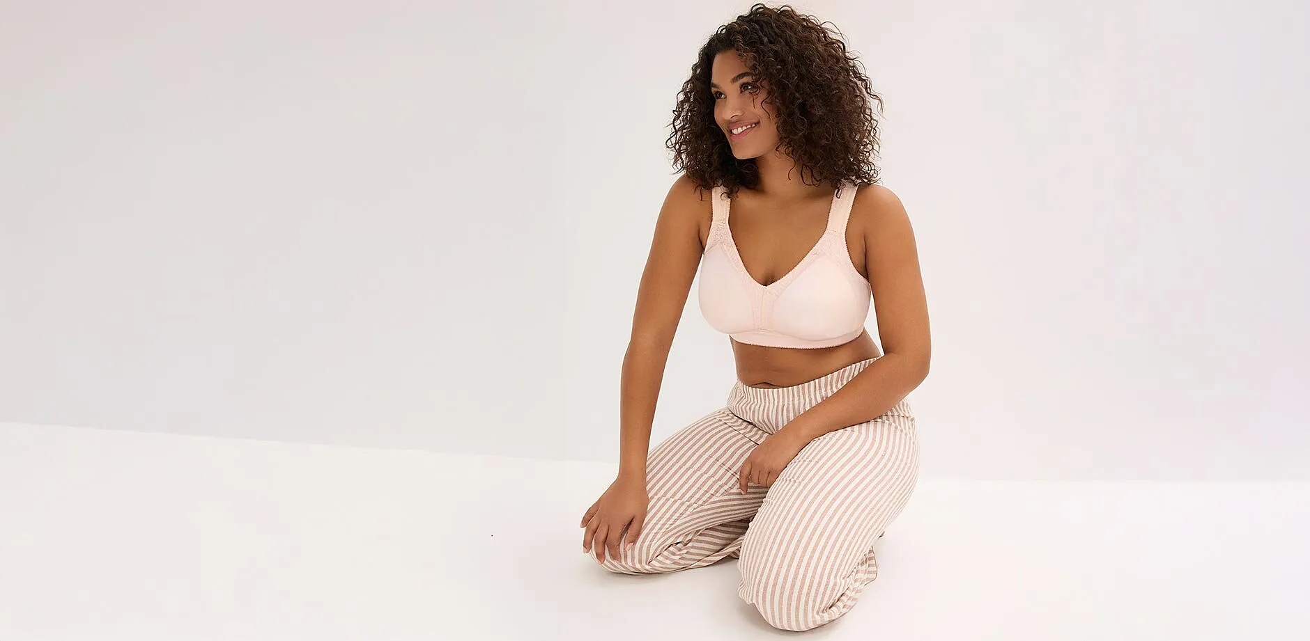 Elegant kombinasjon best&aring;ende av hvit, kort topp og lys, m&oslash;nstret bukse for en avslappet look.