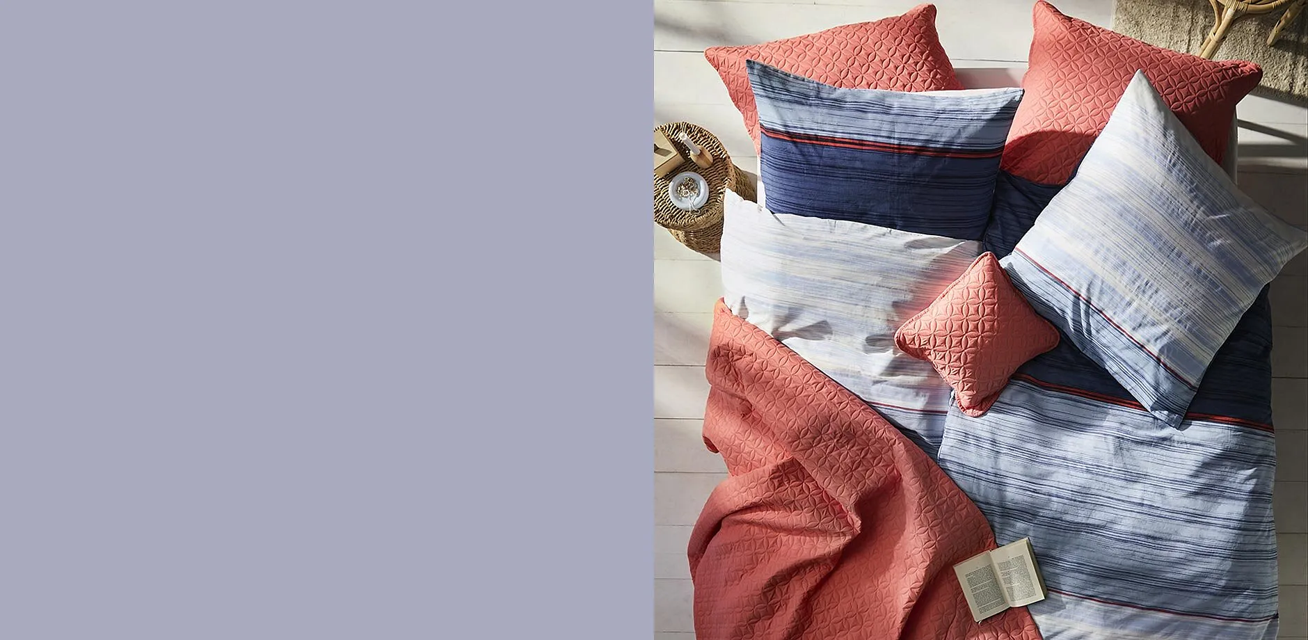 Sengesett med stort rosa og gult blomsterm&oslash;nster.