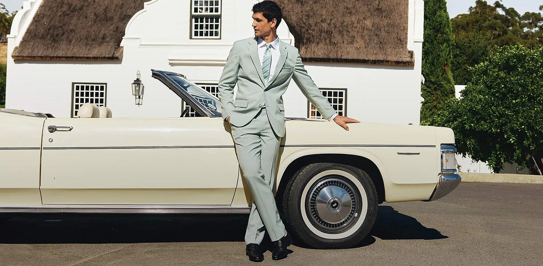 Elegant, lysegr&aring; dress stilfullt kombinert med matchende slips.