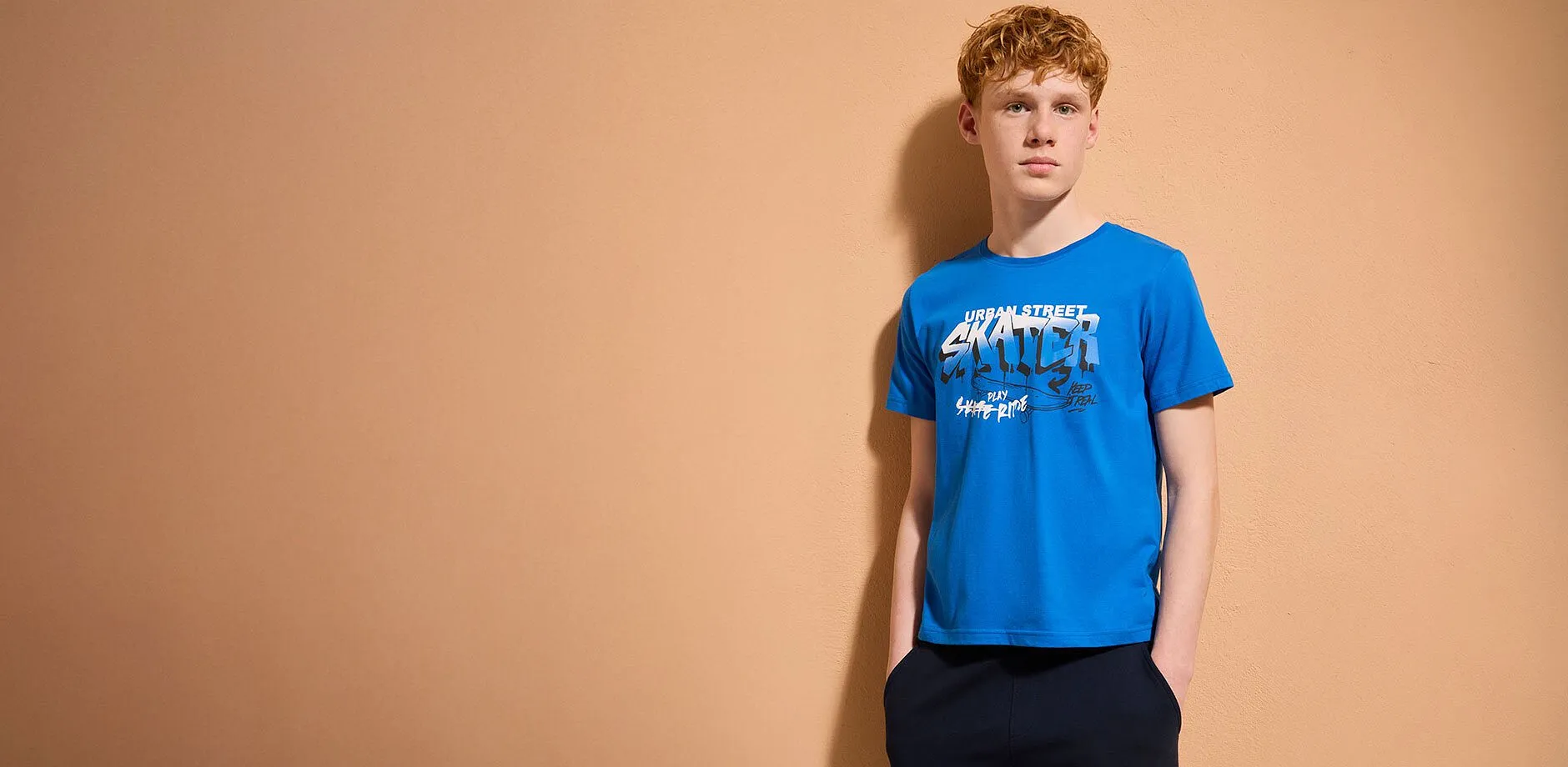 Avslappet stil: Bl&aring; T-skjorte, jeans og behagelige sneakers. Kult hverdagsantrekk.