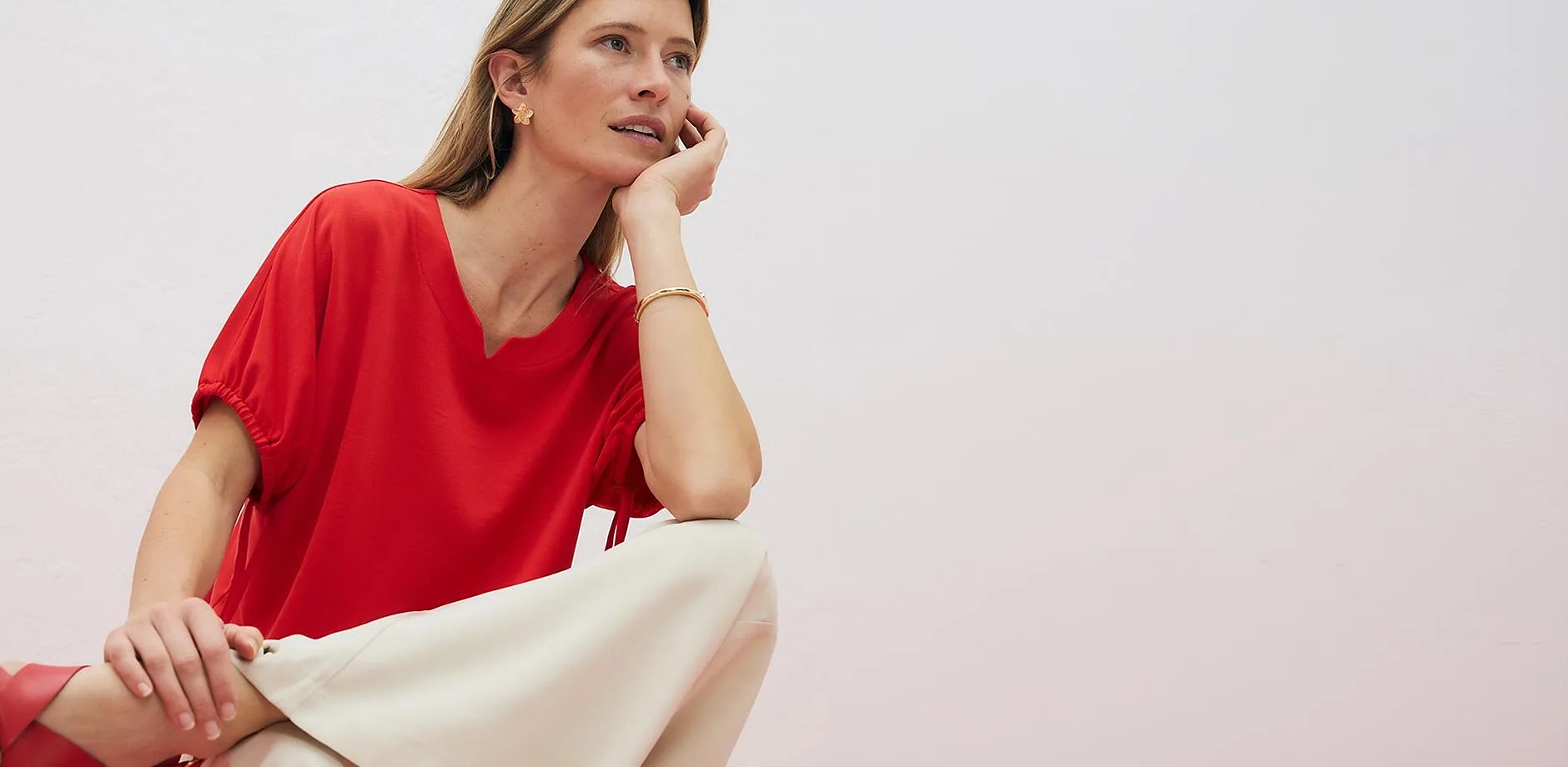 R&oslash;d topp med V-hals og korte ermer