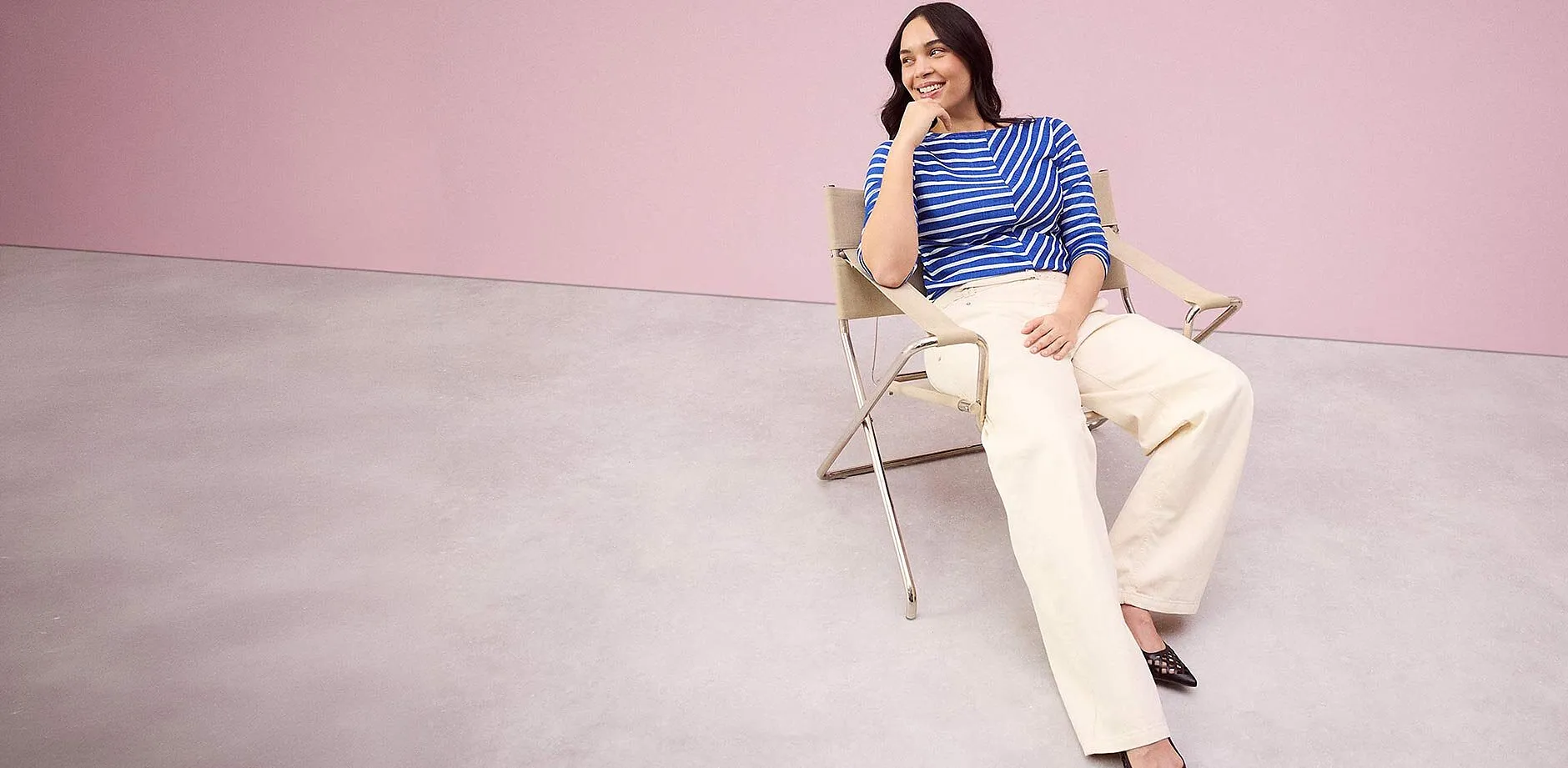 Bl&aring;/hvit stripete topp kombinert med vid, kremfarget bukse.