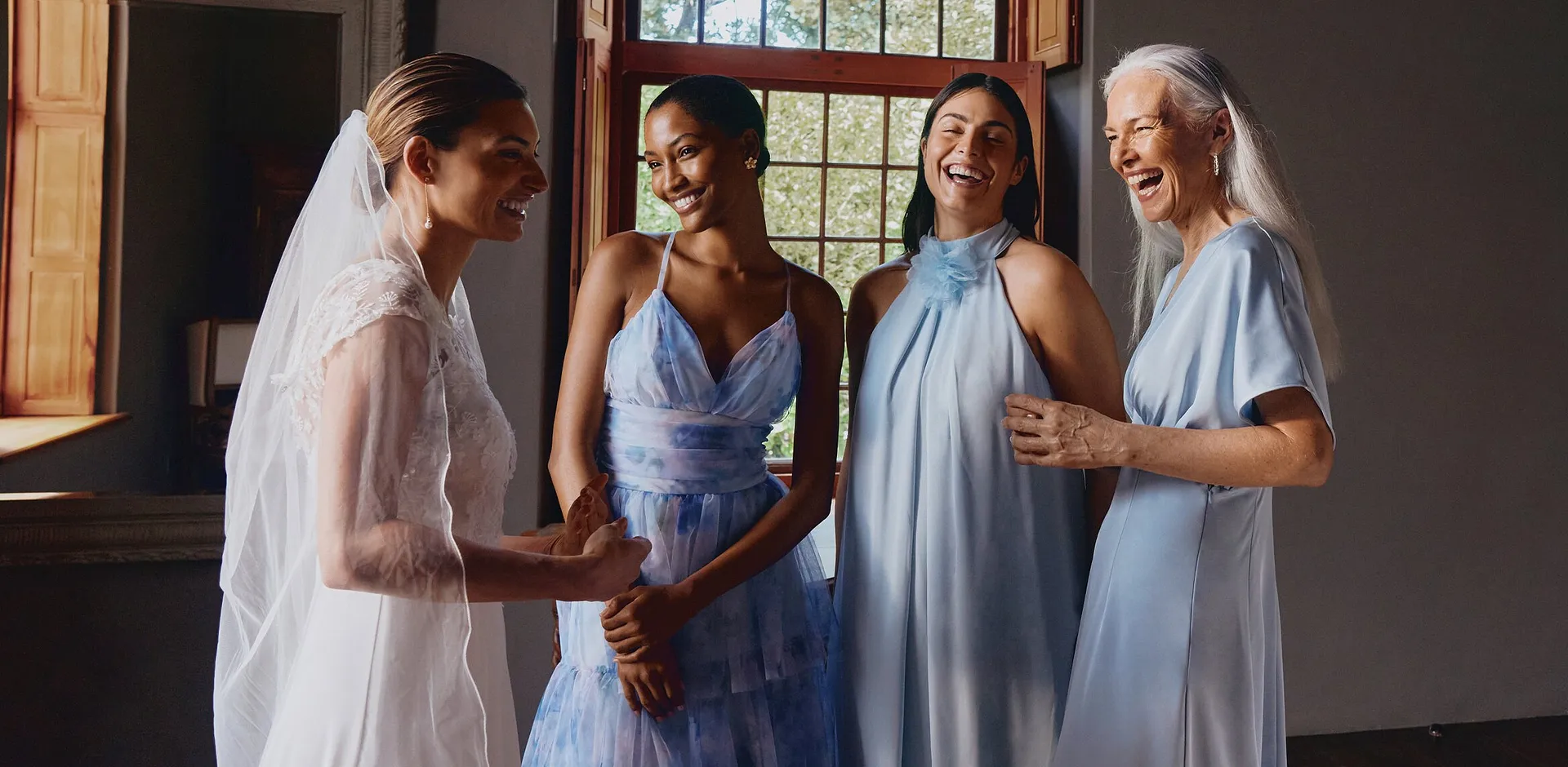 En lysebl&aring; halterneck-kjole og en bl&aring;-hvit m&oslash;nstret stroppekjole.