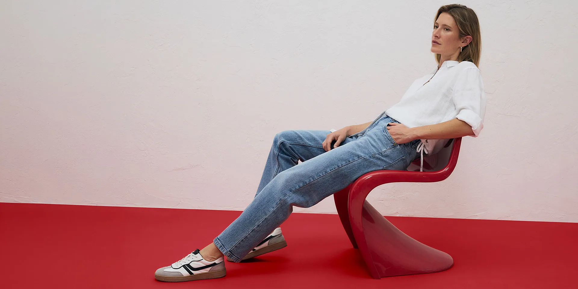 Hvit skjorte, lysebl&aring; jeans kombinert med sneakers.