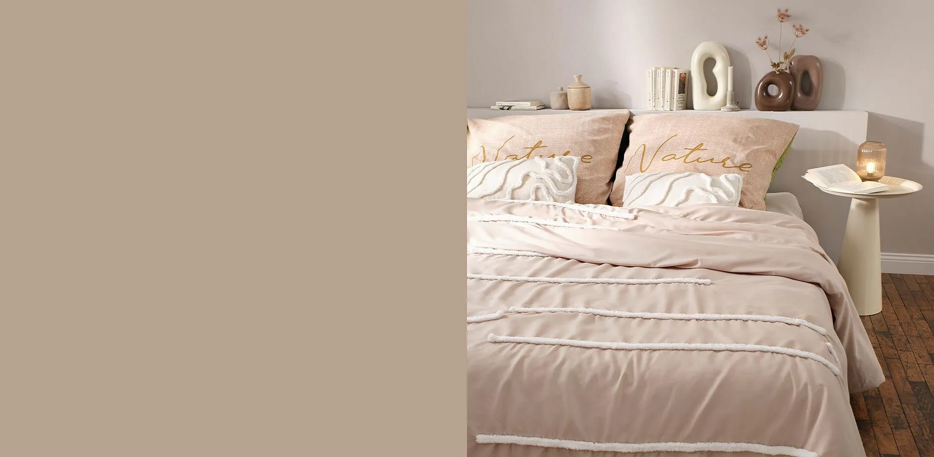 Blek rosa sengesett med stripem&oslash;nster pynter det koselige soverommet i varme pastellfarger.