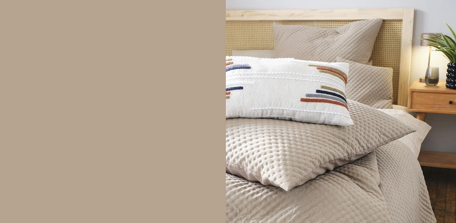 Koselig sengesett i myke jordfarger.