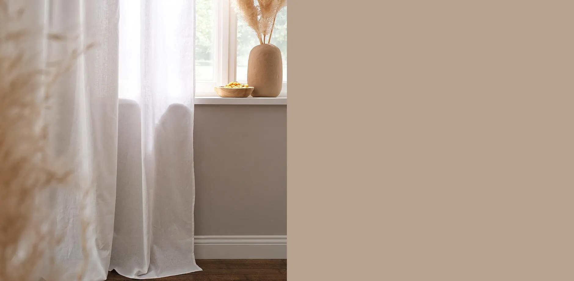 Lette, hvite gardiner med pent fall.