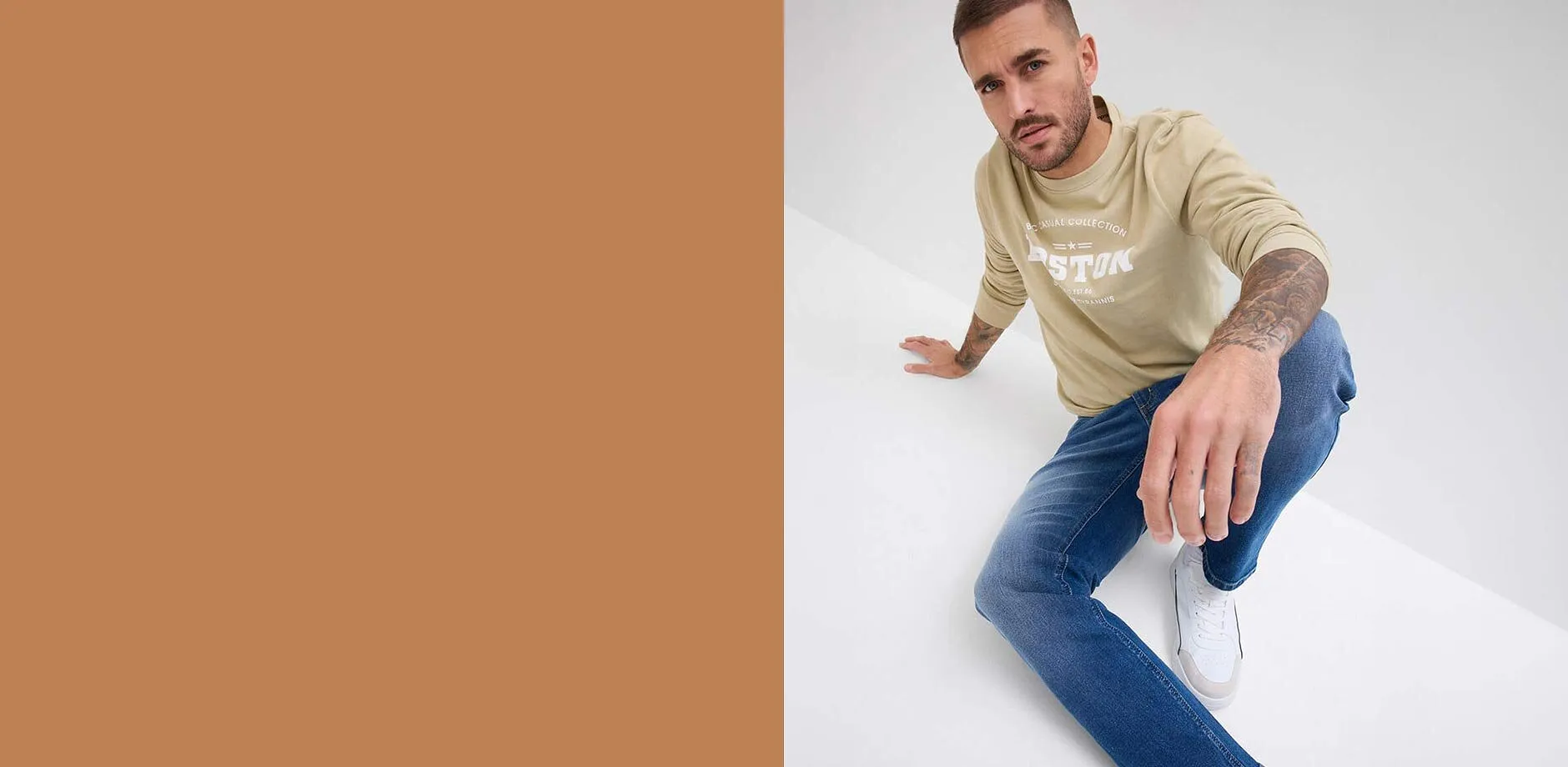 Regular fit-jeans kombinert med beige sweatshirt med skrift.