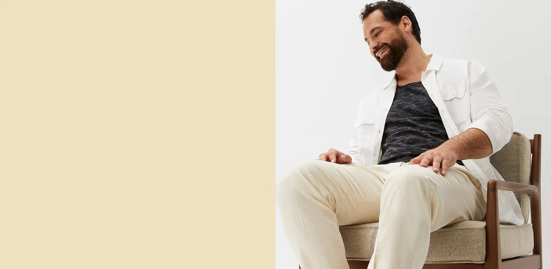 Antrekk med hvit skjorte, m&oslash;rk T-skjorte og lys bukse.