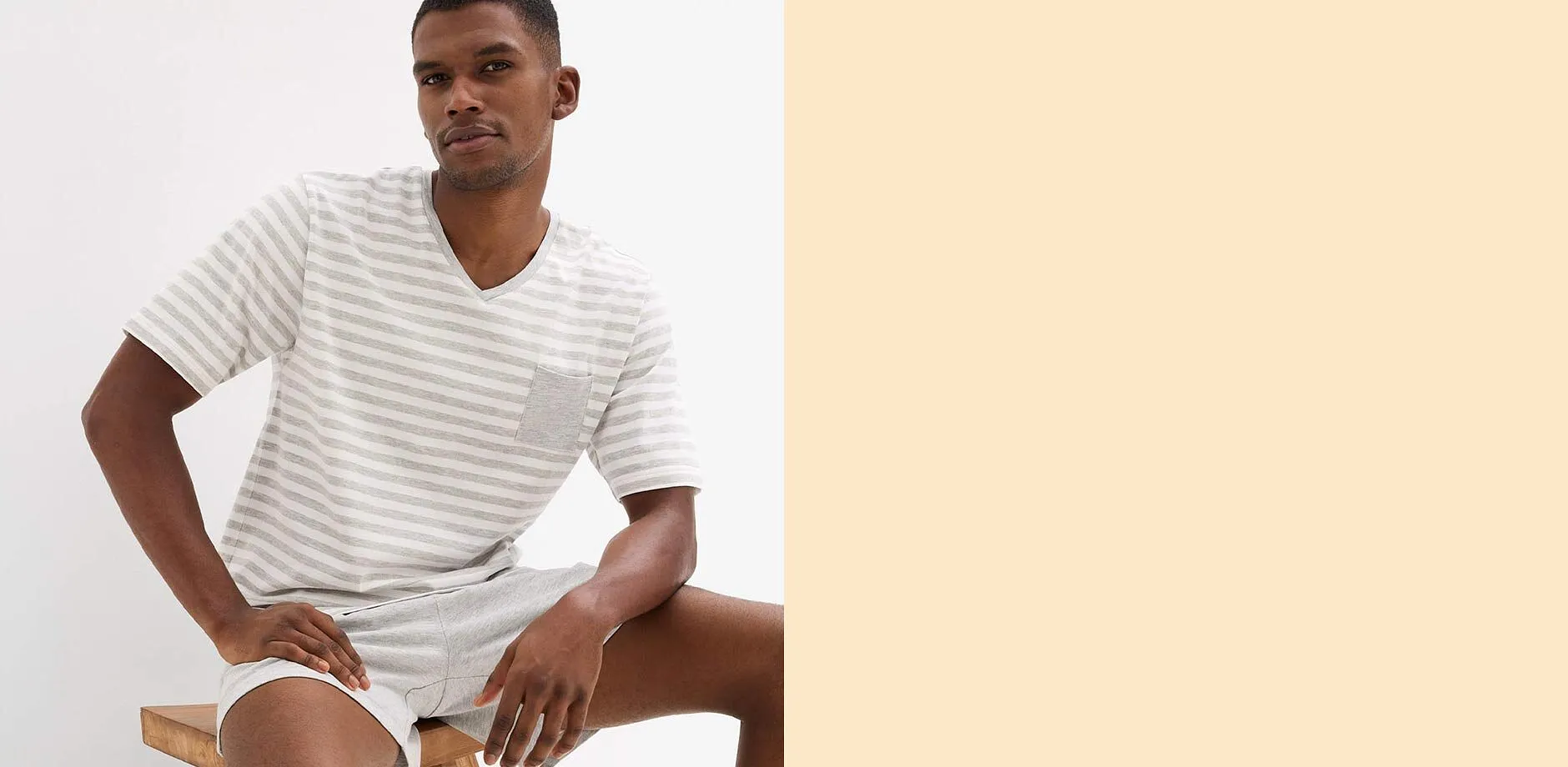 Lys, stripete T-skjorte med V-hals kombinert med kort, lys bukse.