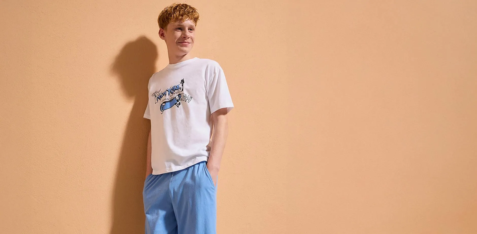 Barn med hvit T-skjorte med trykk.