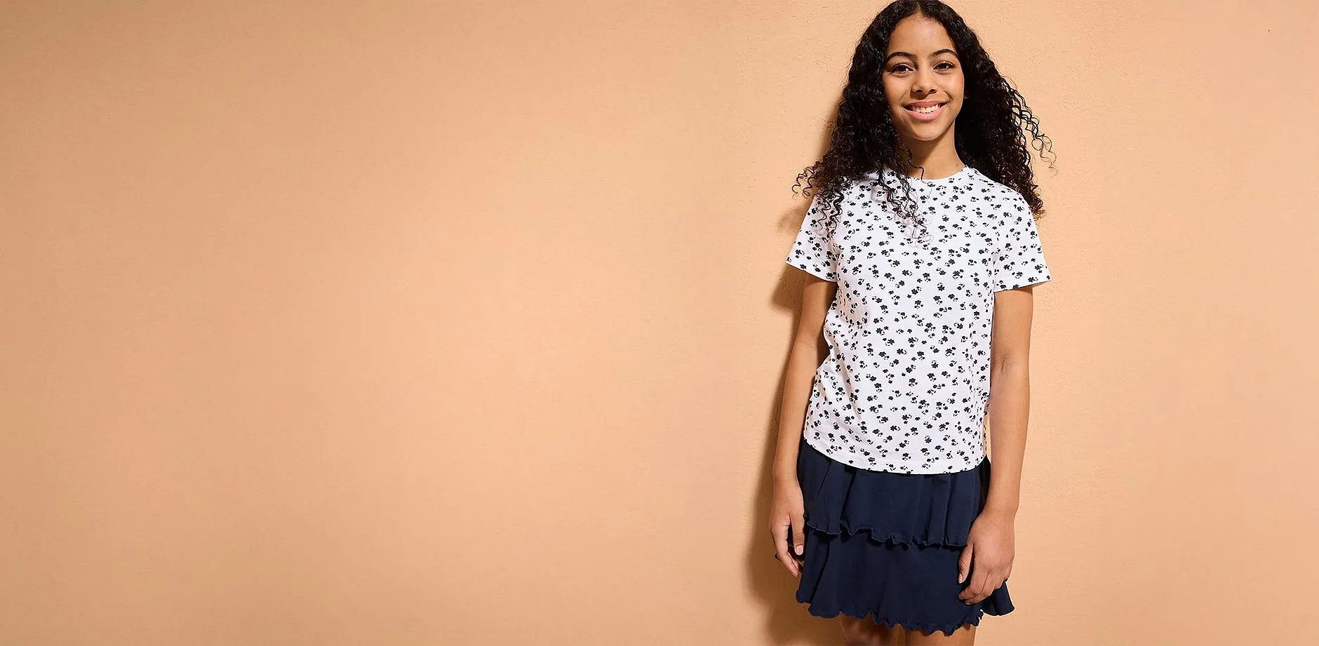 Barn med hvit, m&oslash;nstret T-skjorte.