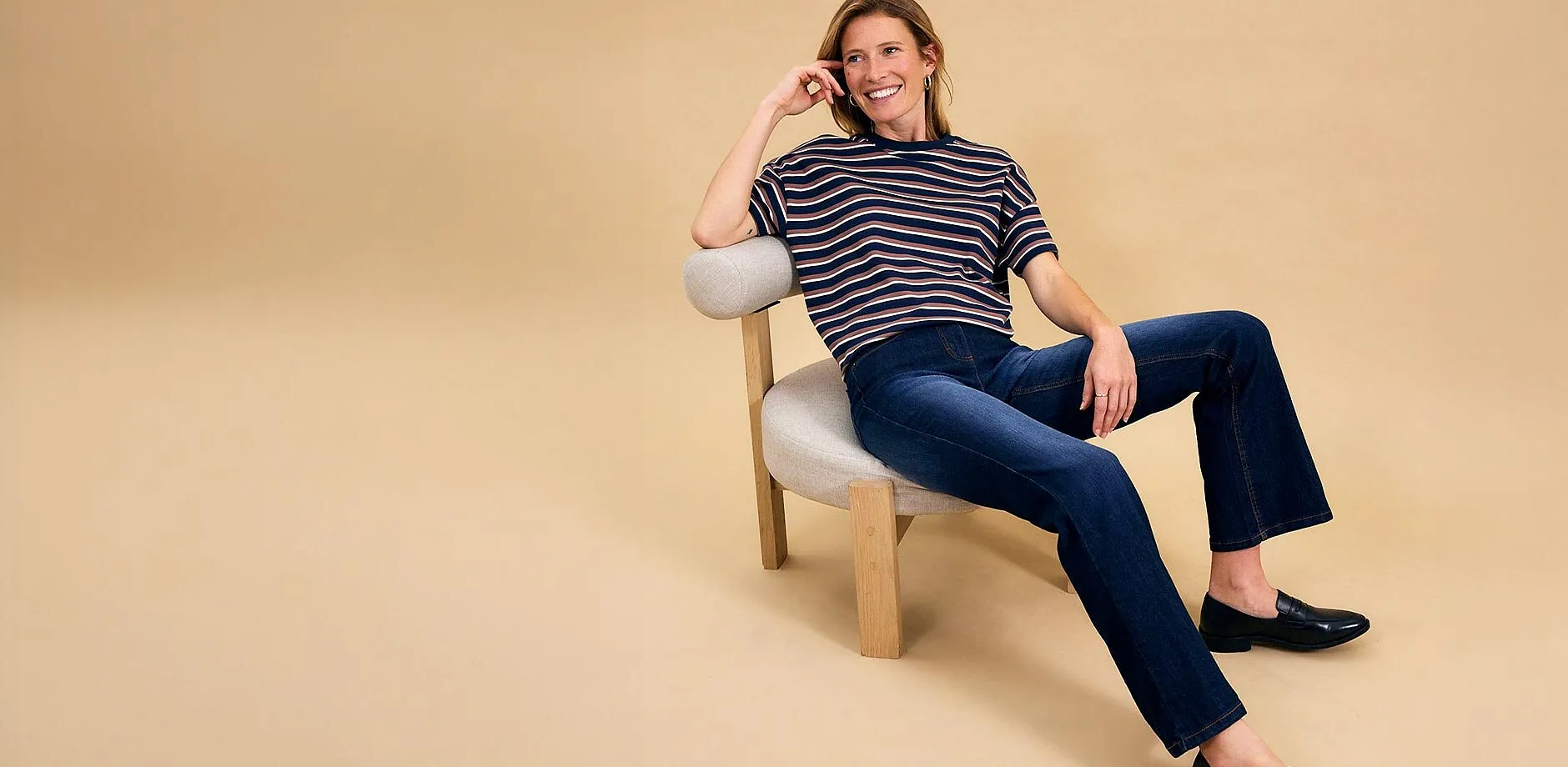 Antrekk med m&oslash;rkebl&aring; jeans og stripete T-skjorte.