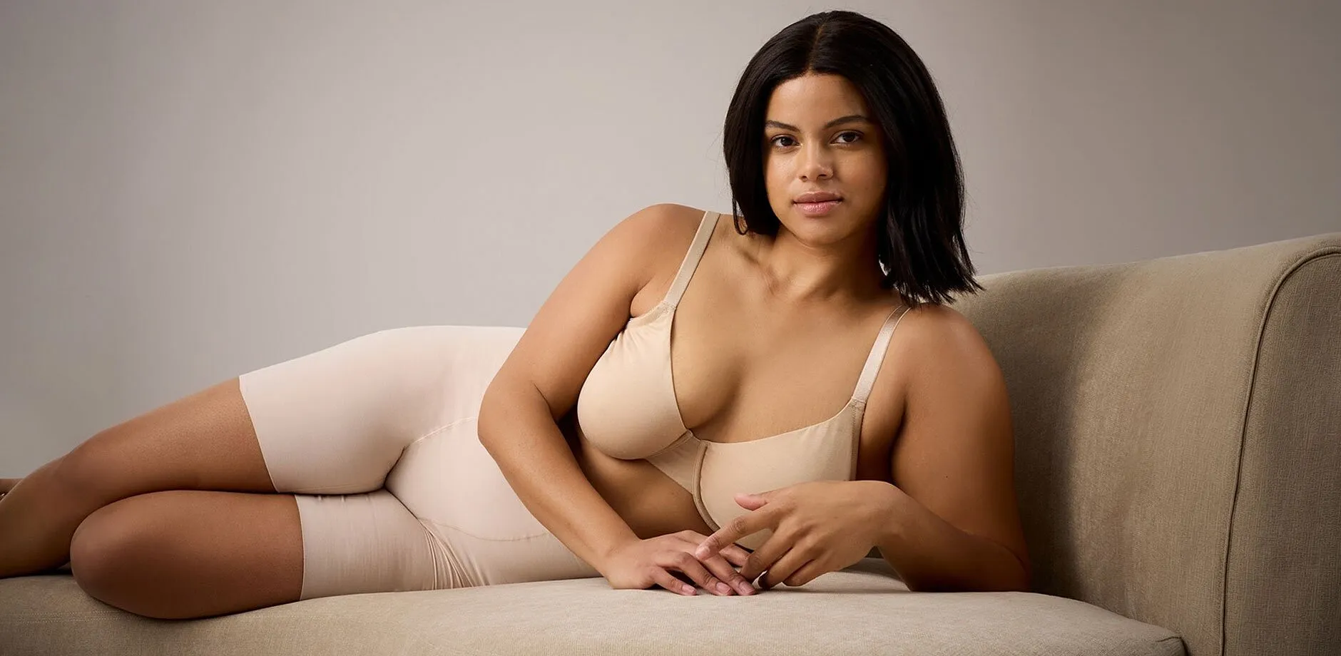 Beige undert&oslash;y fremhever naturlig skj&oslash;nnhet. Avslappet og elegant silhuett p&aring; kremfarget sofa.