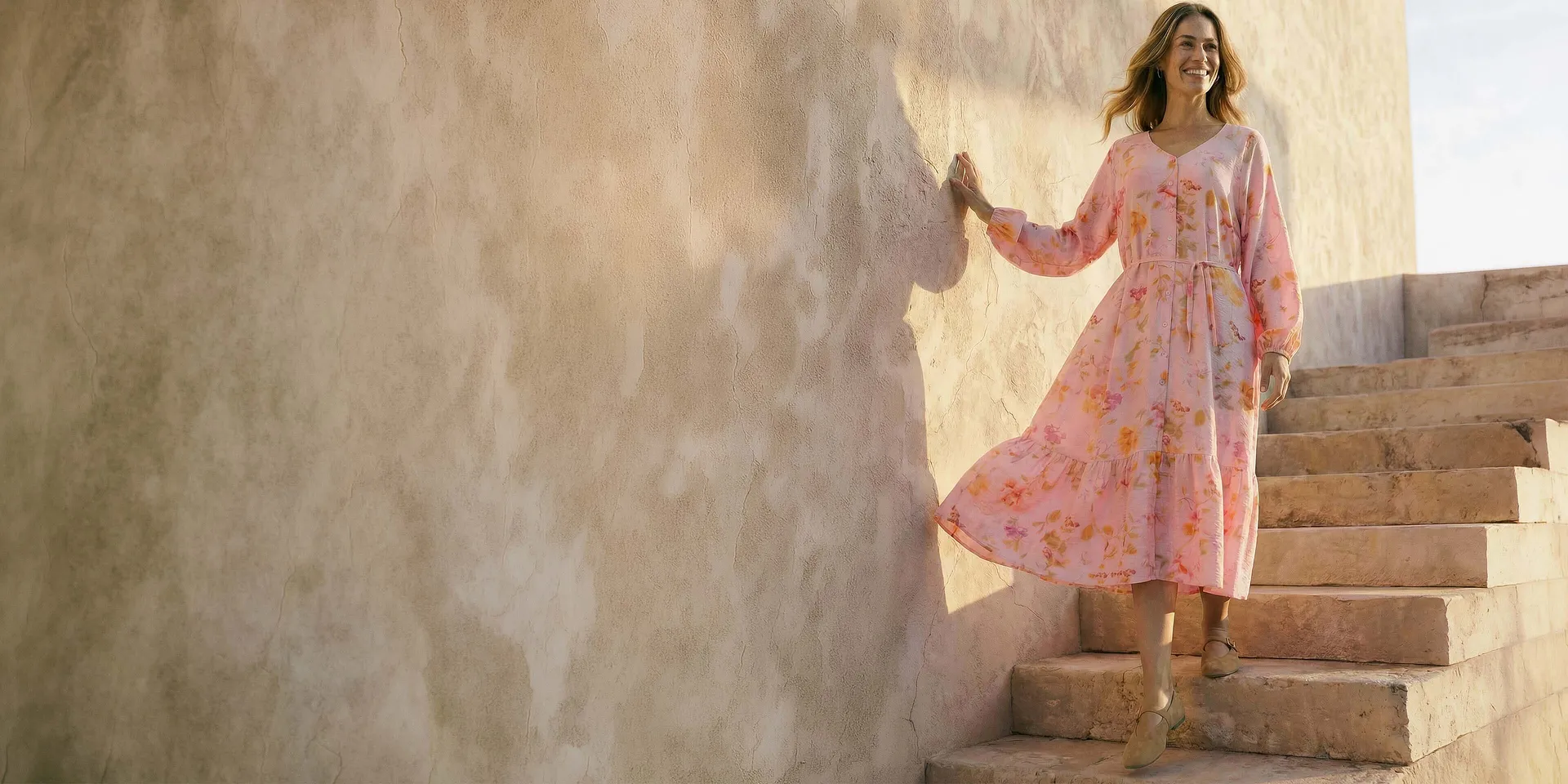 Nydelig rosa kjole med blomsterm&oslash;nster.