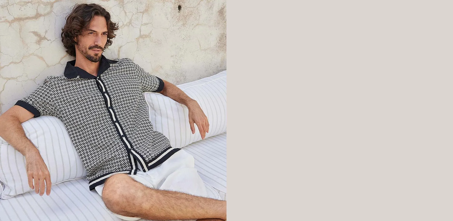 Moteriktig m&oslash;nstret og kortermet skjorte med lin og matchende, lys shorts.