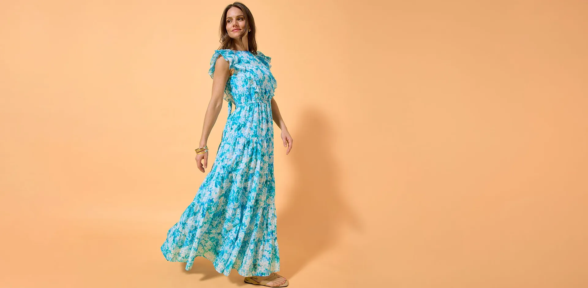 Bl&aring; maxikjole med tropisk blomsterm&oslash;nster.