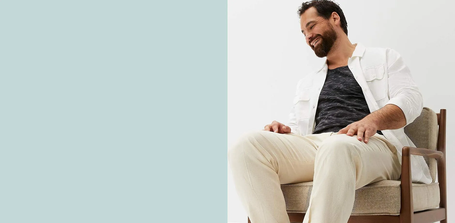 Antrekk med hvit skjorte, m&oslash;rk T-skjorte og lys bukse.