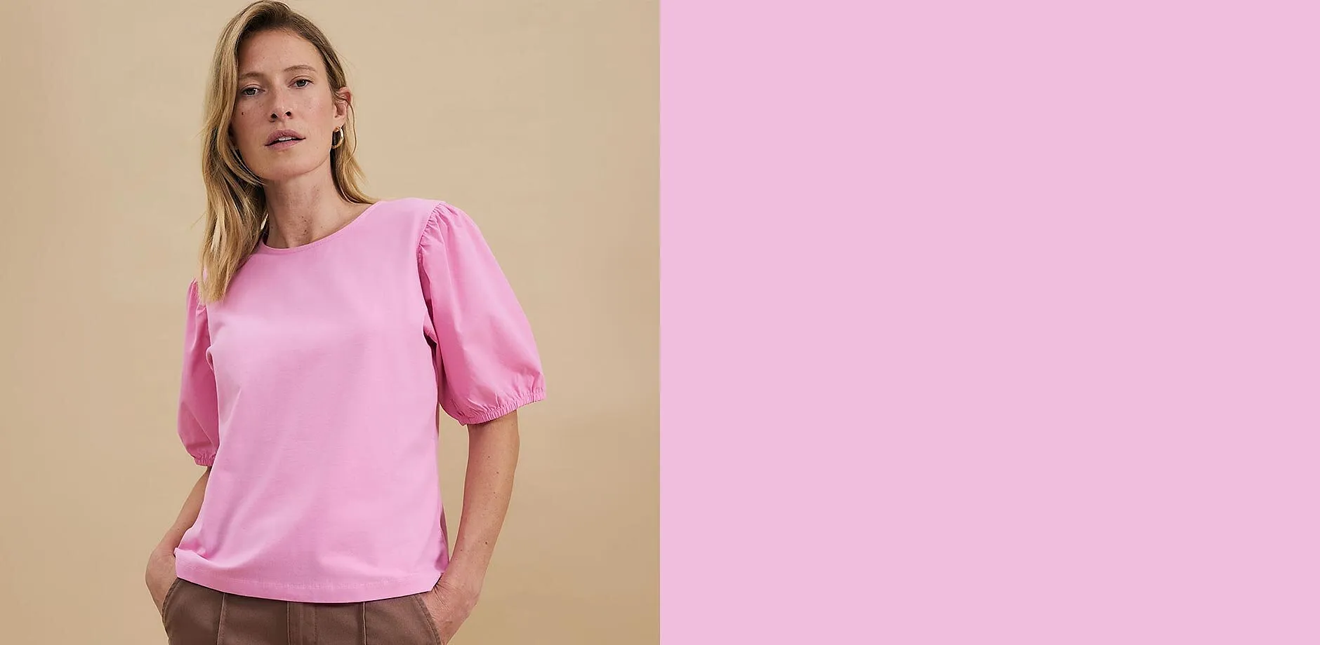 Rosa topp med ballongermer kombinert med beige bukse.