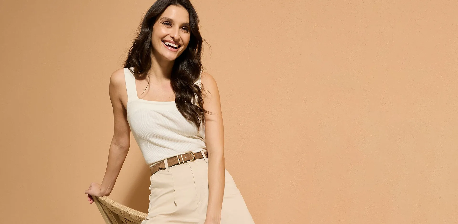 Hvit singlet og beige bukse i minimalistisk stil.